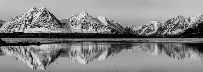 Crédence de cuisine en verre imprimé Noir et blanc Montagnes avec un reflet en Norvège