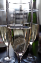 Flûtes de champagnes remplies pour un anniversaire