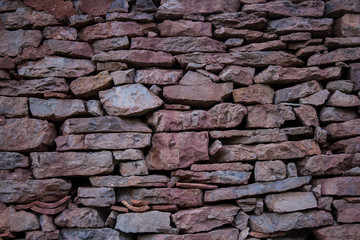 Muro antiguo de piedras de colores
