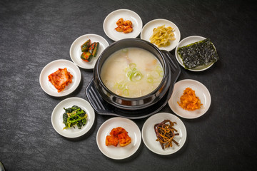 Obraz na płótnie Canvas ソルロンタン　韓国のスープ　Korean white soup Seolleongtang