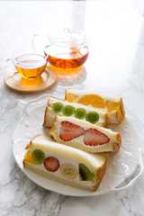 ホームメイドのフルーツサンドイッチ