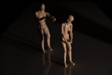 Mann nähert sich einer traurigen Frau - Symbolbild