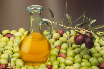 olio di oliva su bottiglia di vetro 