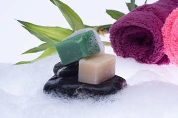 sapone fatto a mano e schiuma su fondo bianco  