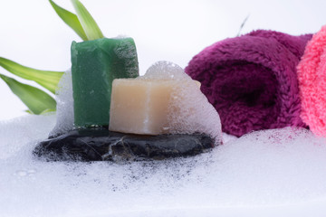 sapone fatto a mano e schiuma su fondo bianco  