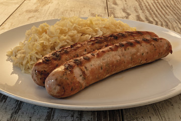 wurstel e crauti nel piatto