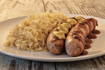 wurstel e crauti nel piatto con salsa barbecue e senape fronte