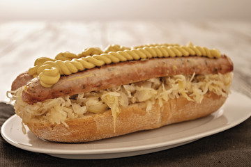 wurstel e crauti panino con salsa senape da sopra fuoco avanti