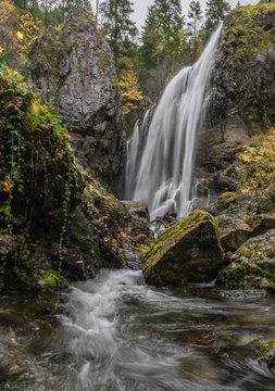 Falls Colors In Western Oregon - Henline Falls In The Opal Creek Wilderness Area, Oregon.