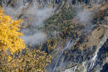 Die wunderbare Bergwelt des Wallis im Herbst 