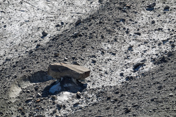 Grau gewordener Gletscher in den Alpen