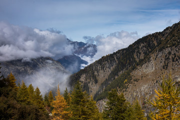 Die wunderbare Bergwelt des Wallis im Herbst