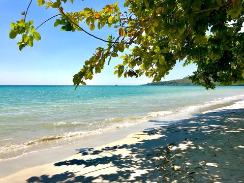 plage de sable blanc sur mer turquoise