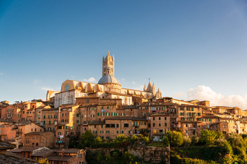 Fototapeta premium Stimmungsvoll das Stadtpanorama von Siena im spätsommerlichem Abendlicht