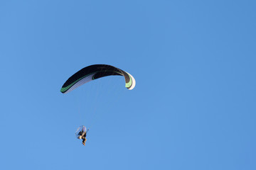 Von einem mit Motor angetriebenen Gleischirm dokumentiert ein Fotograf das abendliche Treiben rund um die Piazza von Siena