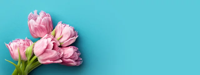 Foto auf Acrylglas Rosa Tulpen auf türkisfarbenem Hintergrund mit Kopienraum. Ansicht von oben, Banner für Website. © Olga Zarytska