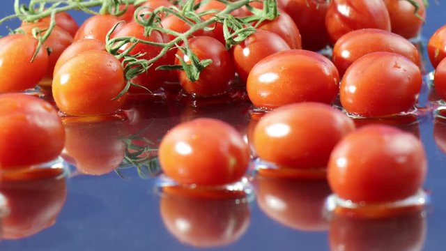 Pomodori rossi a grappolo