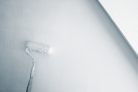 Farbroller an weisser Wand