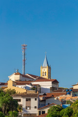 Antenas de sinal de celular disputa vista com torre da Igreja Matriz de Guarani, Minas Gerais,...