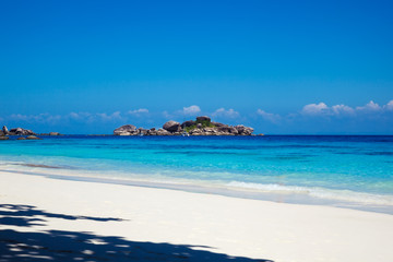 Fototapeta na wymiar Beautiful tropical beach with clear blue water
