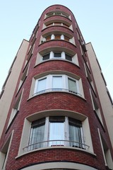 Fachada de ladrillos redondeada en la ciudad de Barcelona