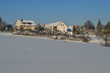 Es ist Winter. Au&szlig;erhalb der Stadt