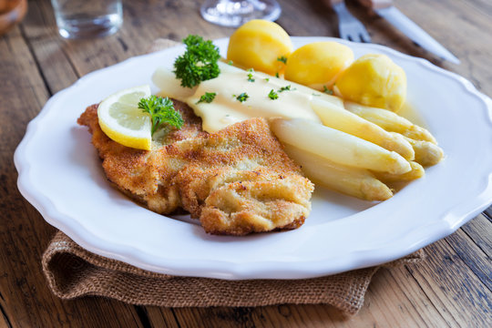 Spargel mit Schnitzel und Salzkartoffeln 