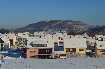 Es ist Winter. Au&szlig;erhalb der Stadt