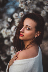 Belle jeune femme au milieu des amandiers en fleurs