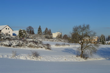 Es ist Winter. Außerhalb der Stadt