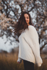 Belle jeune femme au milieu des amandiers en fleurs