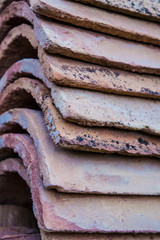 Tejas ordenadas de arcilla en ruina