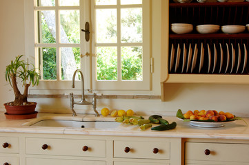 ortaggi in cucina con finestra