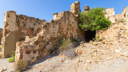 Verwitterte Ruine mit Pflanzenbewuchs