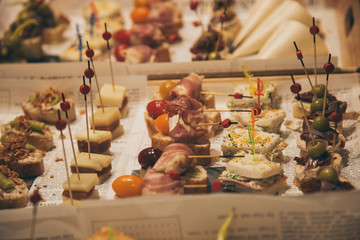 Surtido variado de tapas o pinchos (Comida española)