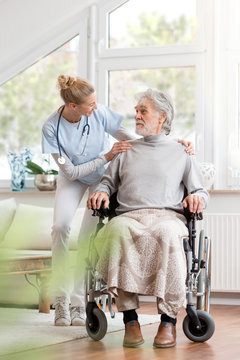 Senior und Pflegerin
