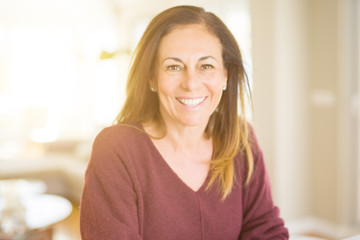 Naklejka premium Beautiful middle age woman smiling at home