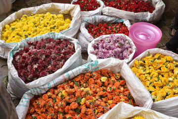 Sacs de fleurs au marché de Madurai, Inde du Sud