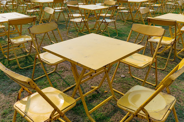 黄色いテーブルとイス