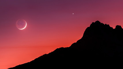 Obraz premium La Lune et Venus sur les Aiguilles de Chabrières. The Moon and Venus together at the sunset over mountains