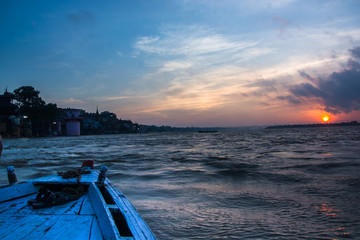 Río Ganges en Varanasi, India. Foto tomada desde barca, copy-space