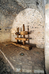 Folterinstrument im Freilichtmuseum der historischen Festung in Stari Bar, Montenegro - obrazy, fototapety, plakaty