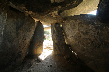 intérieur d'un dolmen dans le parc naturel de rosas en espagne