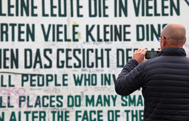 muro de berlín hombre fotografiando grafiti 3882-A19