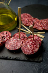 Delicioso salami y pan con aceite