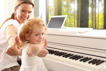 Mutter Klavierlehrerin Mädchen am Klavier