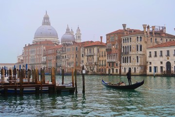 Obraz na płótnie Canvas Venise, gondole naviguant sur le Grand Canal, avec vue sur la basilique Santa Maria della Salute (Italie)