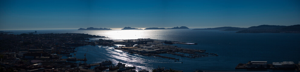 Vistas de las Islas Cies desde el Castelo do Castro en Vigo, verano de 2018