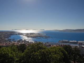 Vistas de las Islas Cies desde el Castelo do Castro en Vigo, verano de 2018
