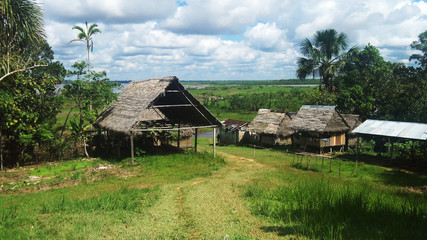 Fototapeta na wymiar Viviendas tradicionales amazónicas en una aldea cerca al río Marañón
